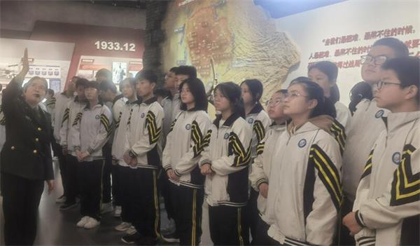 1683780460640300.jpg 川中学子走进神剑园 (6)_proc.jpg