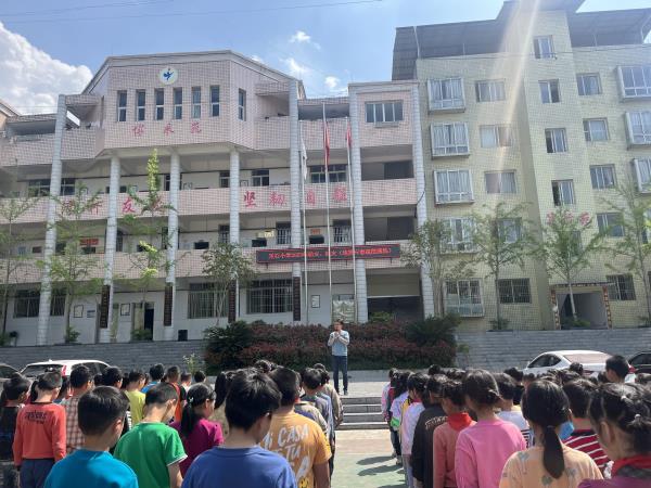 1684139206763024.jpg 支部书记,校长李晓黎作总结_proc.jpg