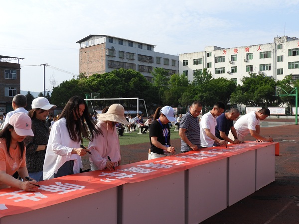 1684332291144169.jpg 教师签名.jpg