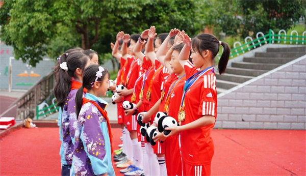 1684347762843187.png 南江县下两镇小学足球新老队员交接仪式2_看图王.png