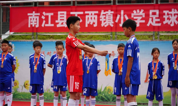 1684347778658283.png 南江县下两镇小学足球新老队员交接仪式3_看图王.png