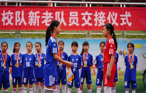 1684347790335128.png 南江县下两镇小学足球新老队员交接仪式4_看图王.png