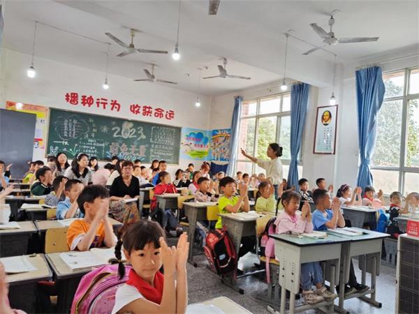 1684399133462334.jpg 图一:苏洵小学的吴心洁老师执教的一年级语文上册《树和喜鹊》.jpg