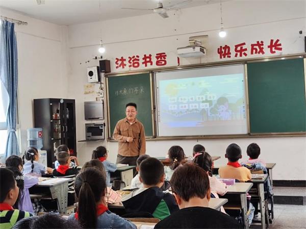 1684399148977564.jpg 图二:松江镇小学的杨文彬老师带来二年级《大象的耳朵》.jpg