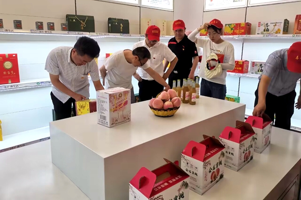 1684419730274173.jpg DC31FF6682DBDE913D4F4387481FD16D参观特色农产品展厅.jpg