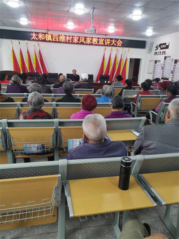 1684985745533081.jpg 东坡区关工委执行主任陈云华在太和镇四维村现场宣讲《家庭教育促进法》,.jpg