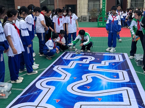 1685505917902276.jpg 学生观看机器人轨道赛展示.jpg