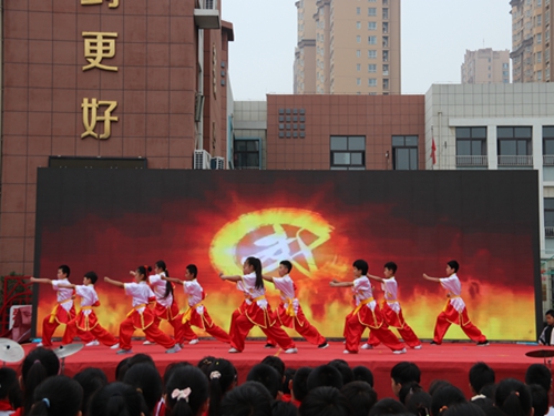 1685505937871397.jpg 学生武术演出.JPG