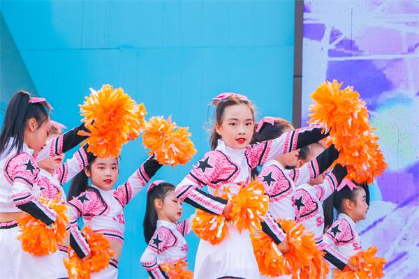 1685577994586105.jpg 图二:该校啦啦操表演.jpg