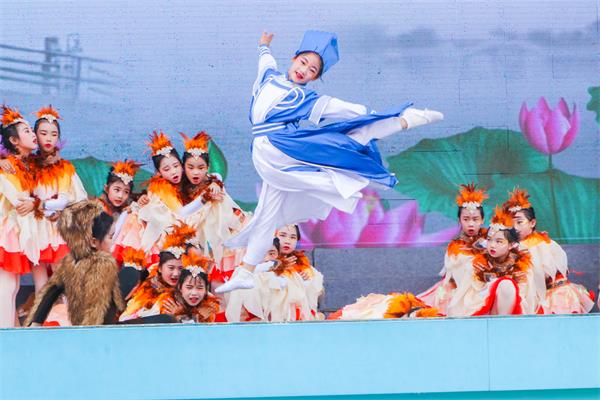 1685578008364547.jpg 图三:舞蹈《桐花于飞》.jpg