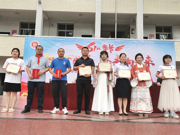 1685681348522294.jpg 表彰优秀辅导员.jpg