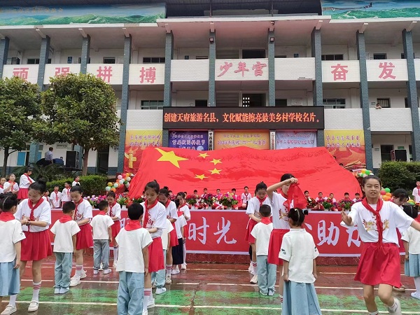 1685755200973925.jpg 佩戴红领巾.jpg