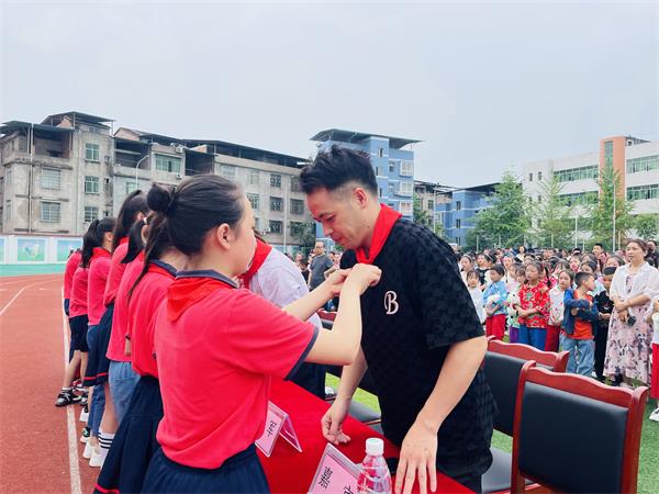 1685955910876512.jpg 敬献红领巾_proc.jpg