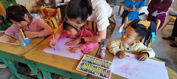 1686104761476134.jpg 2、美术老师指导画烟花.jpg