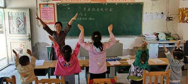 1686104780382810.jpg 4、音乐老师指导跳《草原就是我的家》.jpg