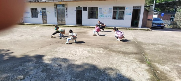 1686104808758099.jpg 1、体育课上老师指导学鸭子走路.jpg