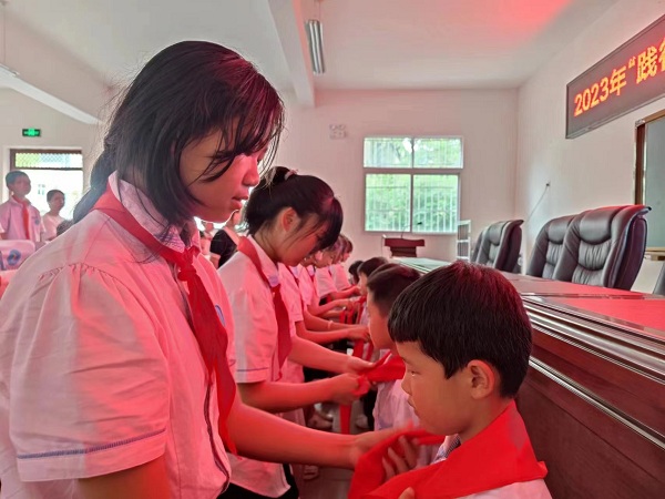 1686105011386291.jpg 2、老队员为新队员佩戴红领巾.jpg