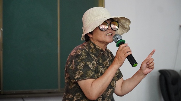 1686732673406299.jpg 李文华教授认真指导.jpg