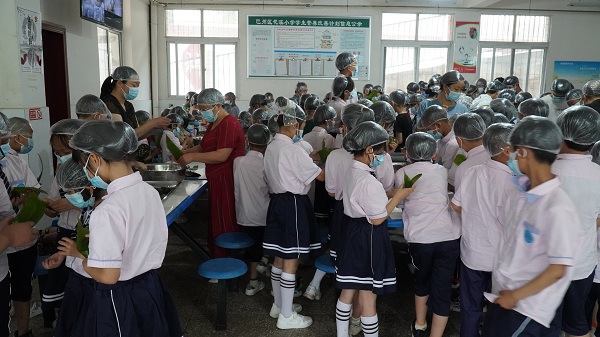 1687346254675265.jpg 4、同学们学包粽子场景.jpg