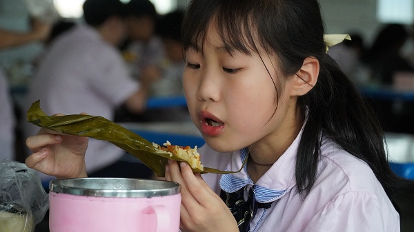 1687346267623215.jpg 6、孩子们品味自己的劳动果实.jpg