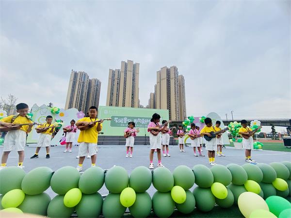 1687659378559348.jpg 图三:一年级尤克里里社团.jpg