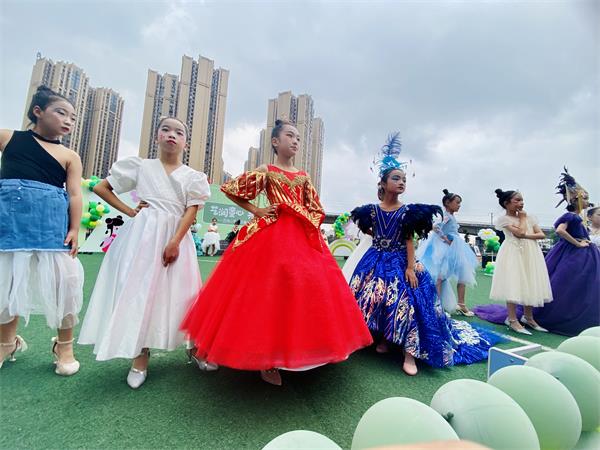 1687659390886839.jpg 图四:模特礼仪社团表演.jpg