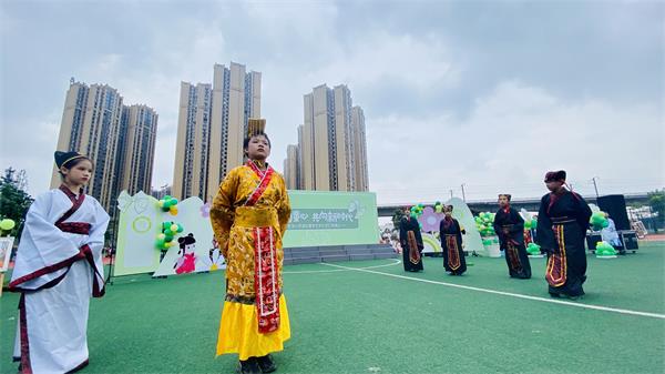 1687659404586098.jpg 图五:五年级戏剧社团表演《苏东坡-乌台诗案》.jpg