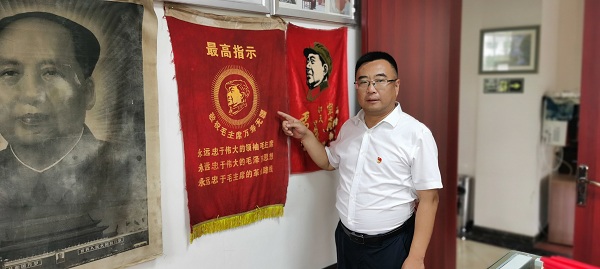 1688259106716703.jpg 4、观看红色语录.jpg