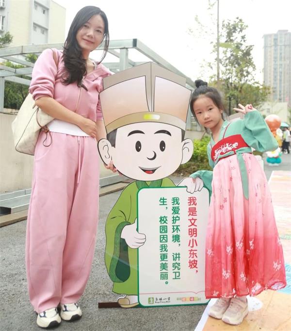 1693101763880804.jpg 一年级学生留影.jpg