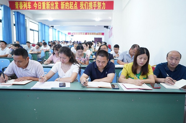 1693228987656165.jpg 4教师认真聆听 (1).jpg