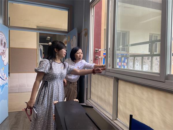 1693388316656268.jpg 检查教室安全隐患.jpg