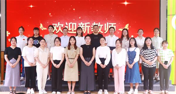 1693440103980612.jpg 新教师合影.jpg