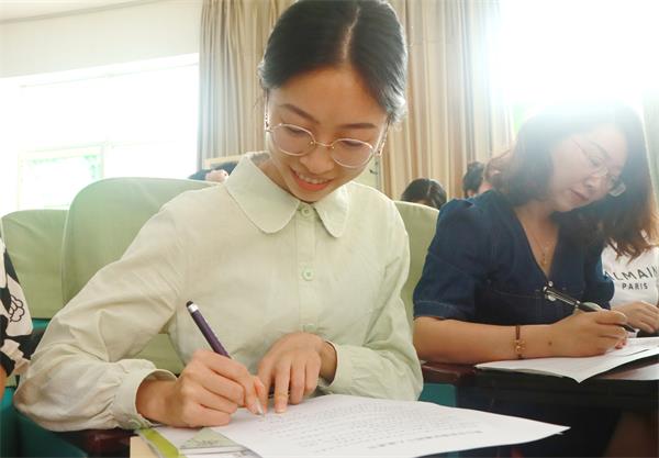 1693440168236919.jpg 签订师德师风承诺书.jpg