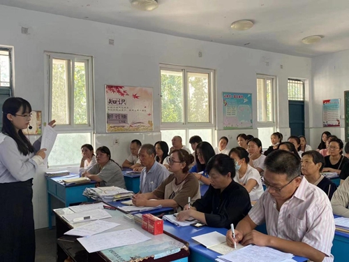 1693649483191961.jpg 家长认真倾听.jpg