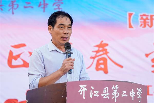 1693986269424614.jpg 副校长刘兆福宣布2023年上期荣获成都七中网校排名前100名的优秀学生名单_proc.jpg