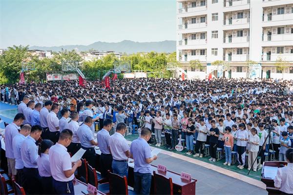 1693986311109579.jpg 师生齐诵《任中龙凤赋》_proc.jpg