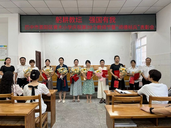 1694310644872136.jpg 合影留念.jpg