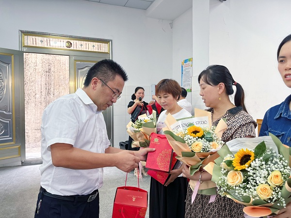 1694310684888132.jpg 校长颁奖.jpg