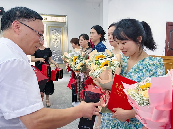 1694310695598981.jpg 副校长颁奖.jpg