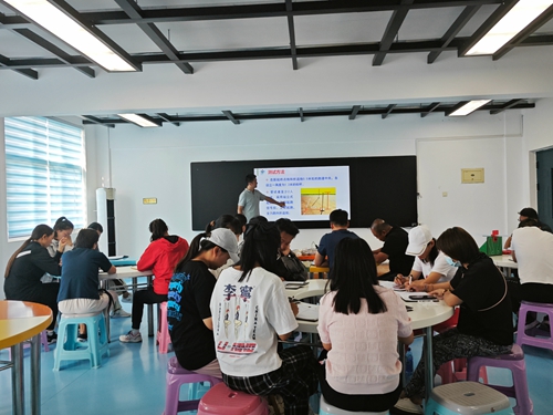 1694749094277341.jpg 王璐主持教研 (1).jpg