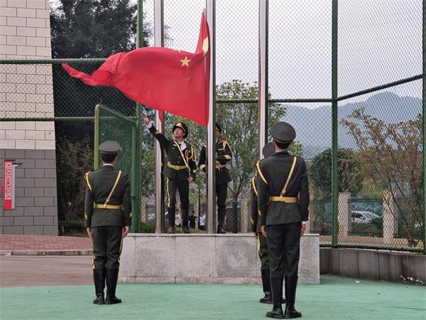 1695130460300953.jpg 达川中学召开“勿忘国耻,振兴中华”主题升旗仪式11_proc.jpg