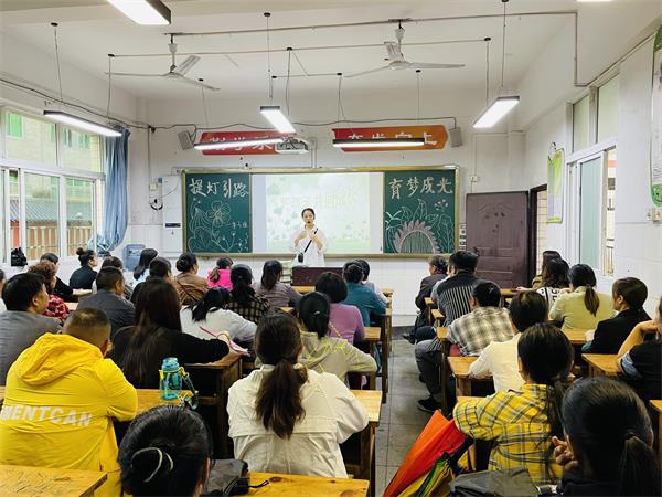 1695555427100957.jpg 家长会现场_proc.jpg