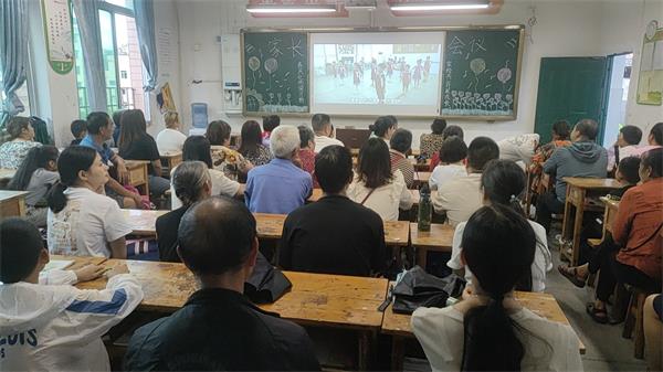 1695555436395012.jpg 家长观看学校短片_proc.jpg