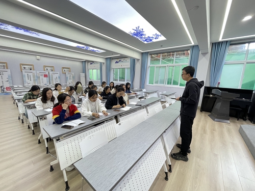 1695775027484967.jpg 评课现场.jpg