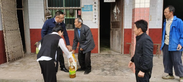 1697620973566222.jpg 慰问宏达社区生病老党员毛言顺1.jpg