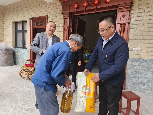 1697620983204461.jpg 慰问宏达社区生病老党员王子映.jpg