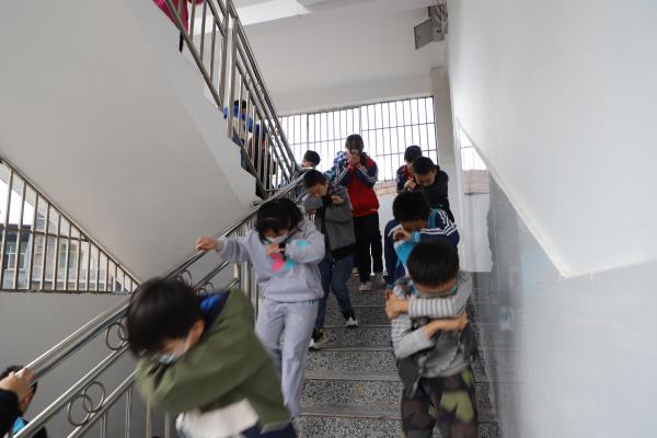 1699514435783342.jpg 学生下楼_proc.jpg