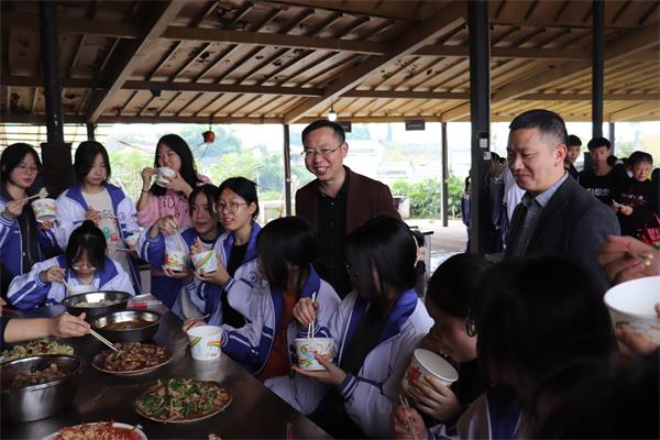 1699665450140658.jpg 邓校长来看学生成果分享_proc.jpg