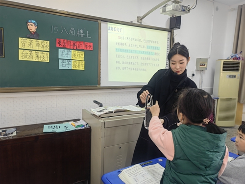 1701133814412581.jpg 二年级语文研讨课照片3.jpg