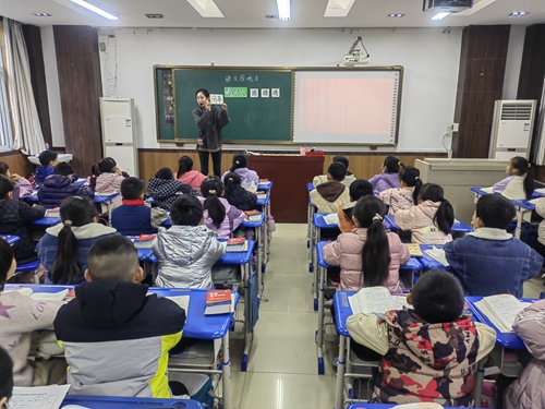 1701133829593405.jpg 二年级语文研讨课照片4.jpg